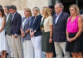 Nuria Montes (d) durante el minuto de silencio celebrado el pasado martes con los miembros del Consell.