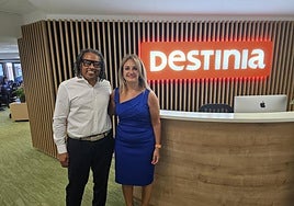 La consellera de Turismo, Nuria Montes, en las oficinas de la agencia de viajes Destinia.