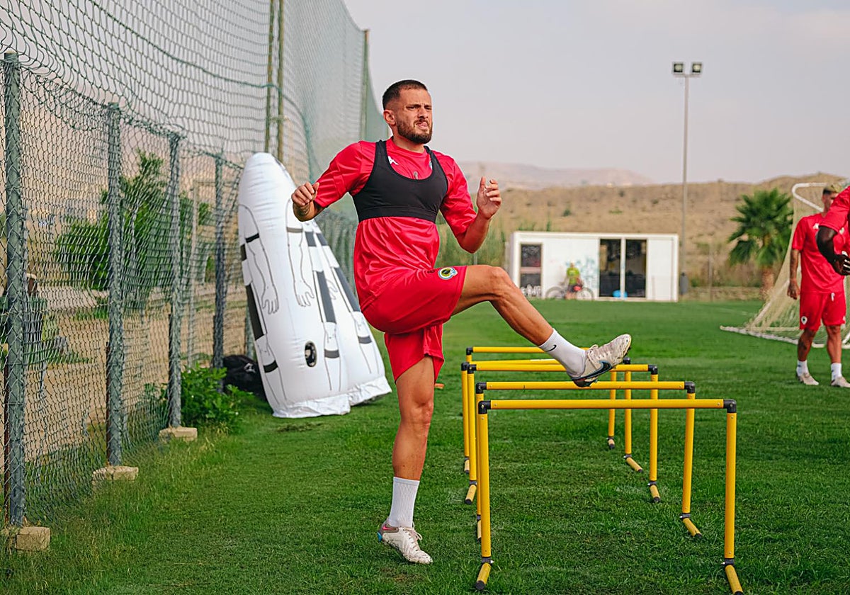 José Artiles se ejercita esta mañana en el campo de Fontcalent.