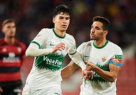Bigas felicita a Adam tras su gol ante el Mirandés.