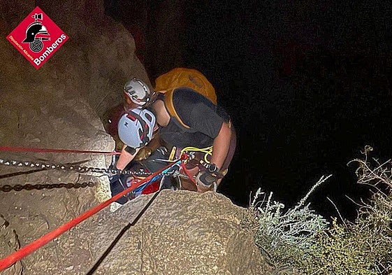 Los Bomberos rescatan al excursionista herido.