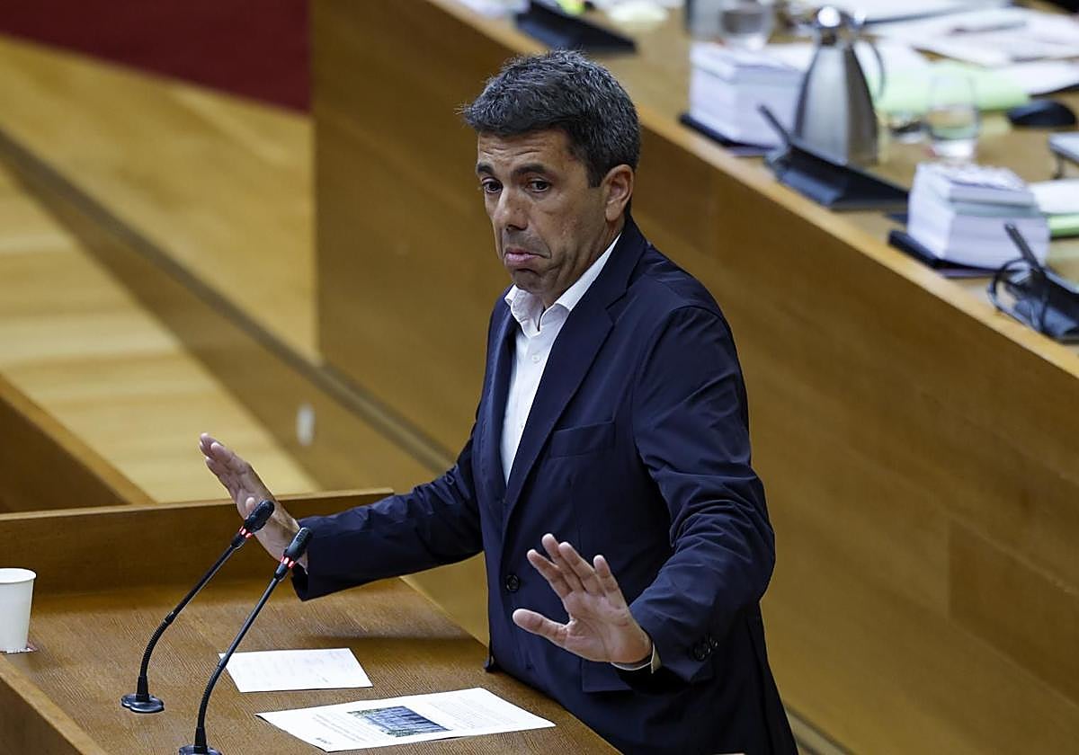 El presidente de la Generalitat, Carlos Mazón, en la tribuna de Les Corts.
