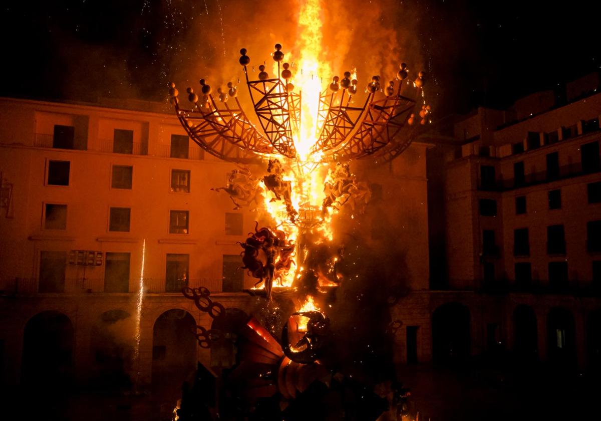 Cremà de la hoguera oficial 2024, 'Leyendas alicantinas'.