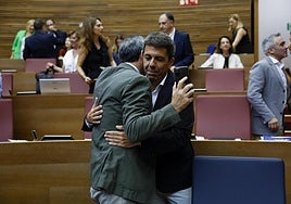 El president de la Generalitat, Carlos Mazón, saluda al vicpresident, Vicente Barrera (i), durante el pleno de Les Corts.