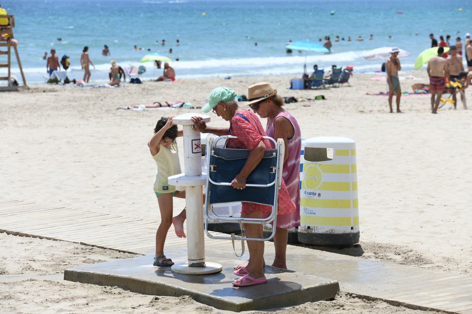 Las ganas de playa vencen a las nubes en Alicante