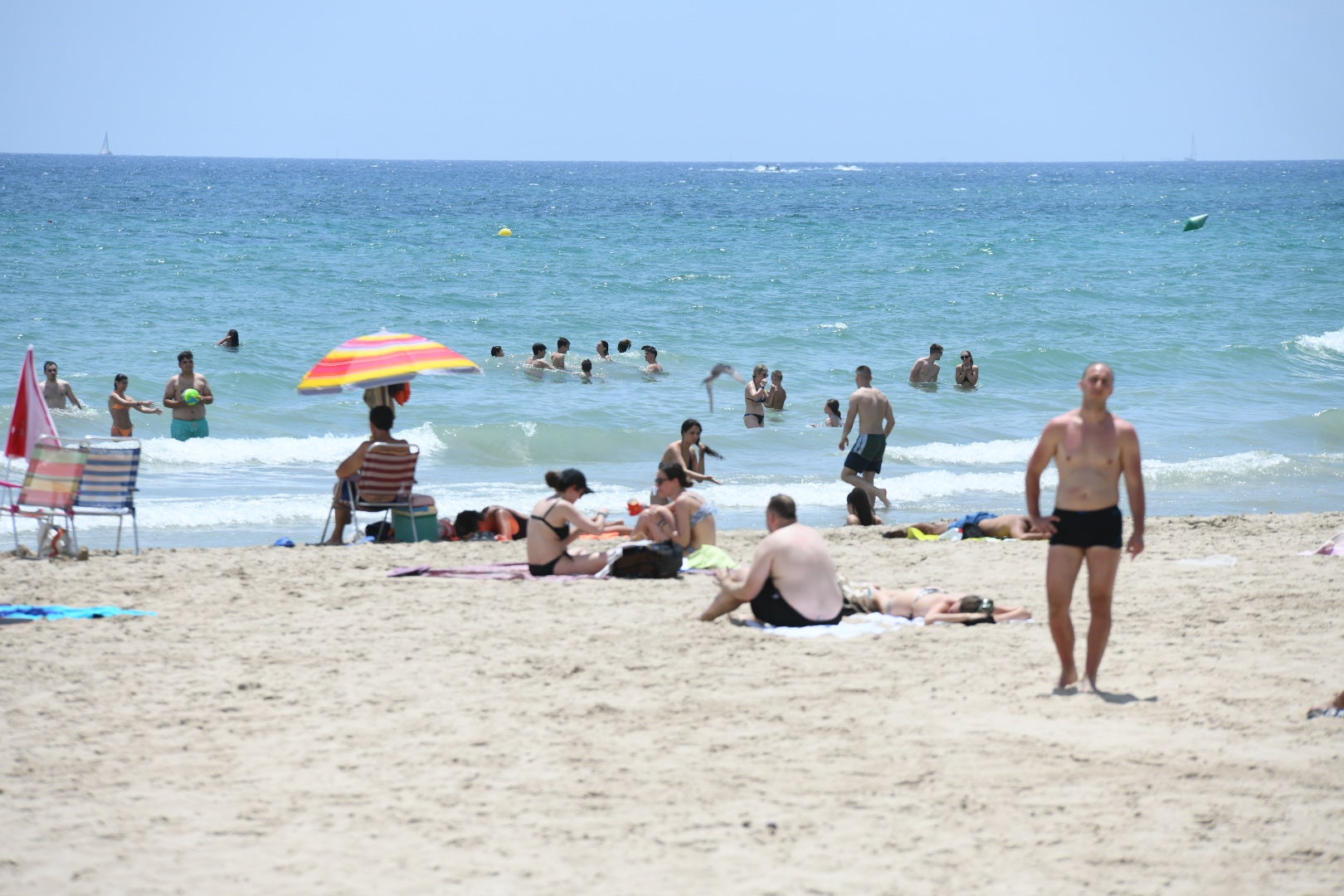 Las ganas de playa vencen a las nubes en Alicante