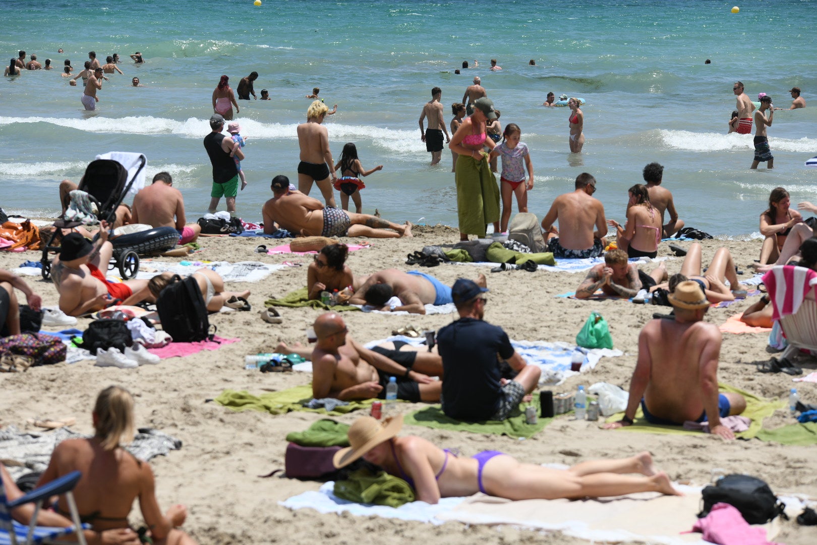 Las ganas de playa vencen a las nubes en Alicante