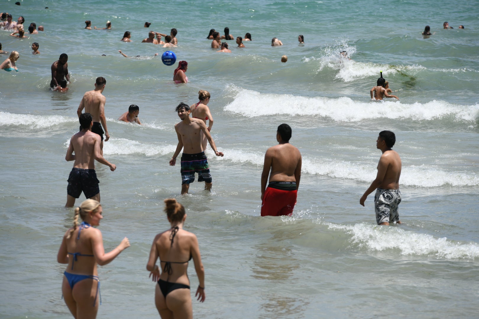 Las ganas de playa vencen a las nubes en Alicante