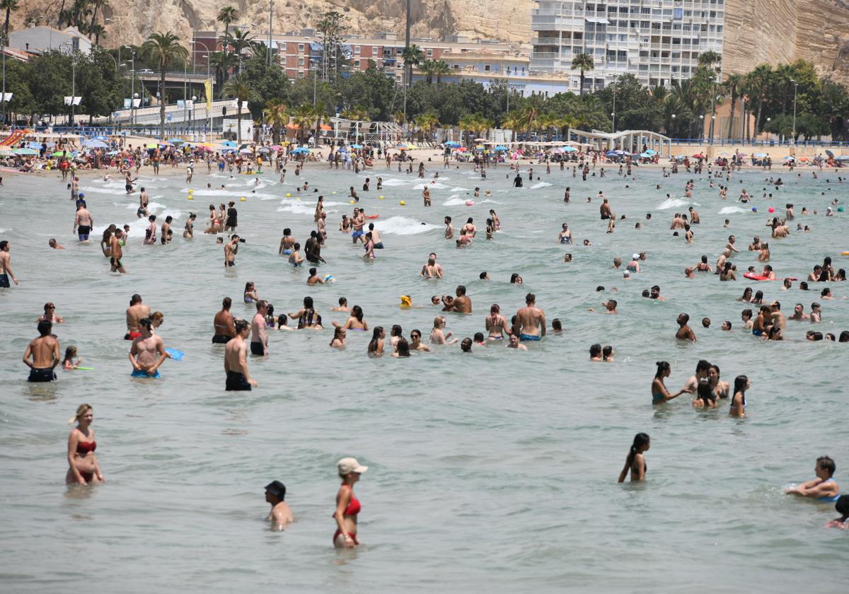 Las ganas de playa vencen a las nubes en Alicante