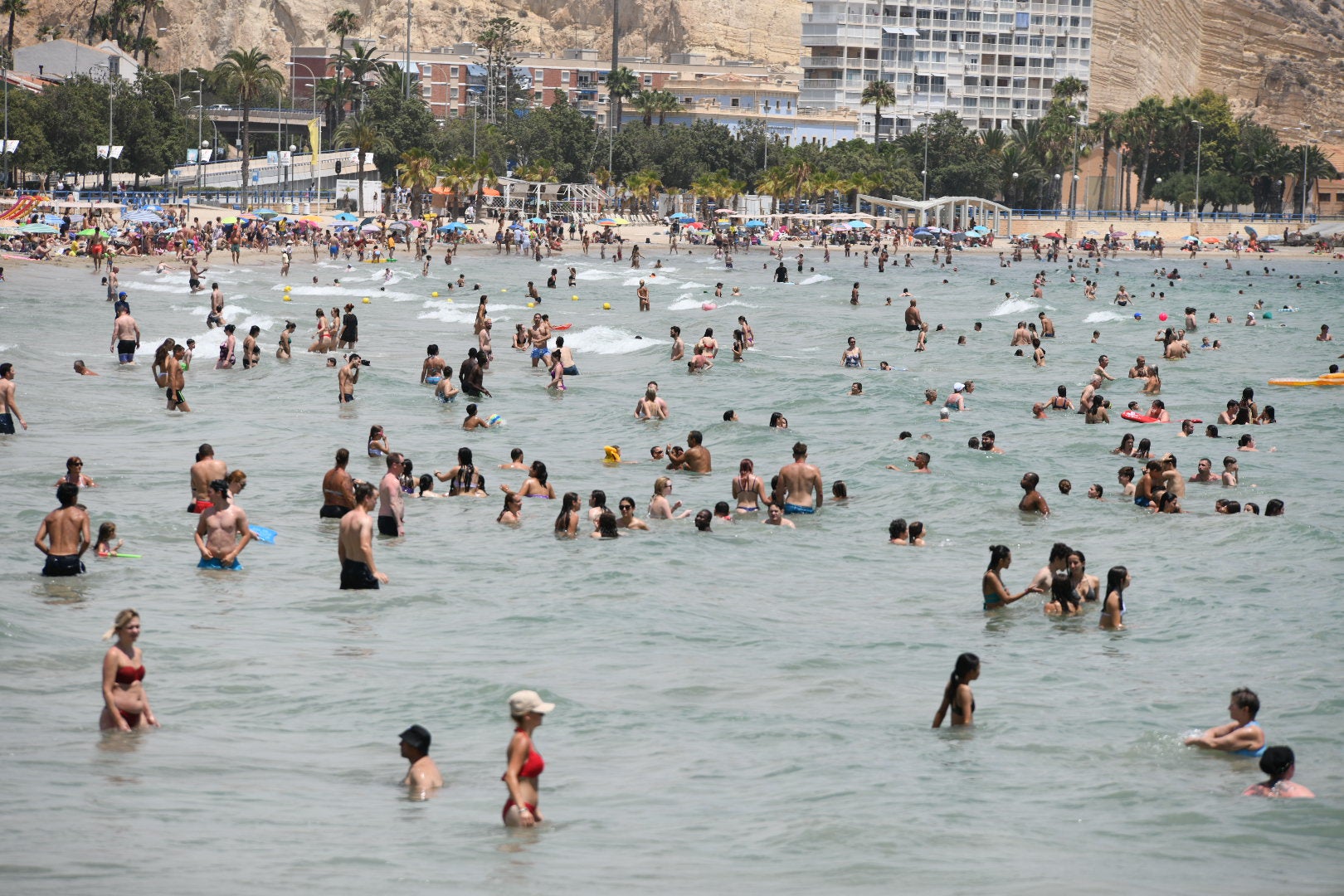 Las ganas de playa vencen a las nubes en Alicante