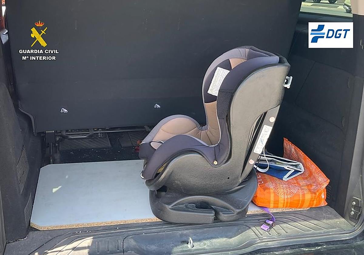 Furgoneta de la guardería investigada por la Guardia Civil.