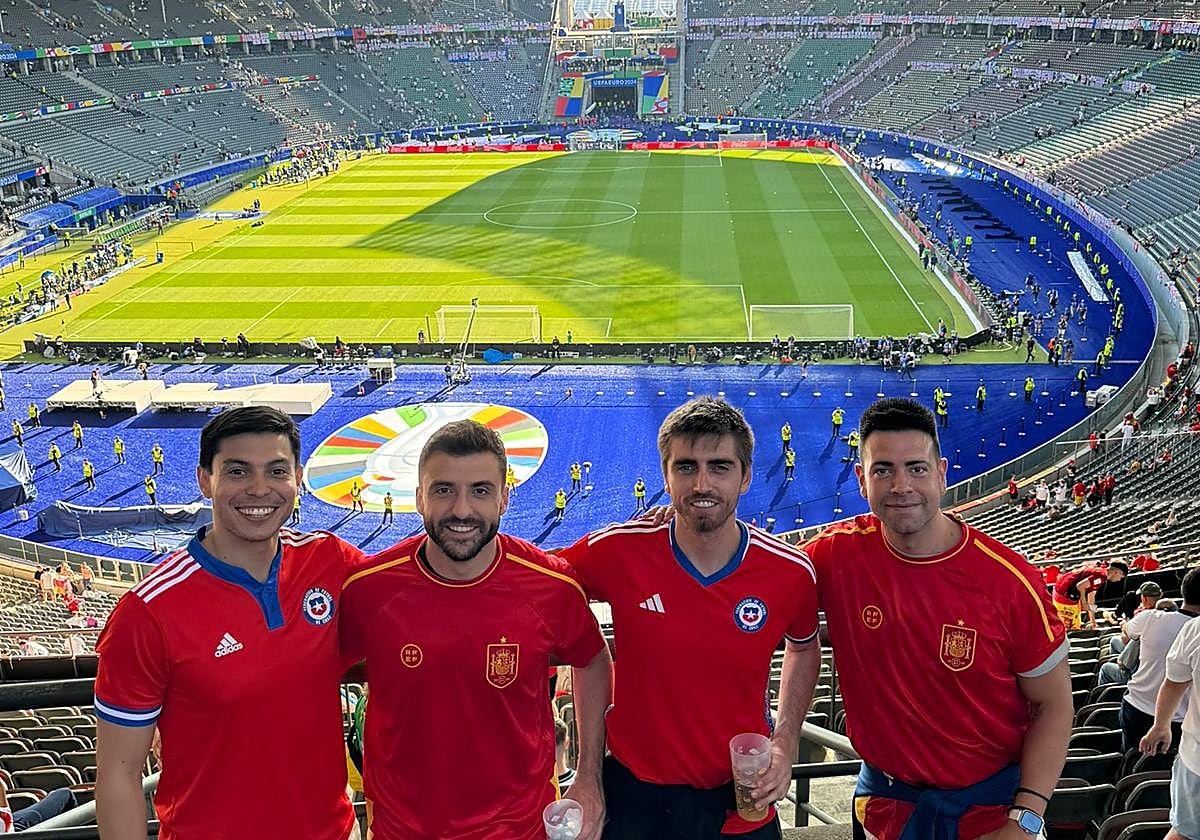 El alicantino Alberto Carlos junto a su cuñado y compañeros de butaca en la previa de la final de la Eurocopa 2024