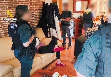 Seguimientos, inhibidores de frecuencia y matrículas falsas: así actuaba una banda que atracaba chalets de lujo en Alicante