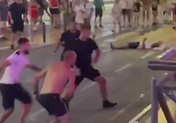 Momento de la batalla campal en pleno centro de Benidorm.