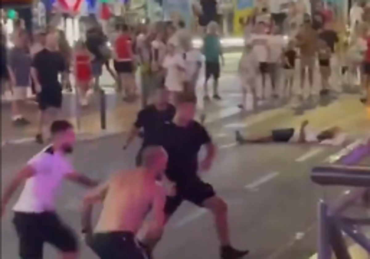 Momento de la batalla campal en pleno centro de Benidorm.