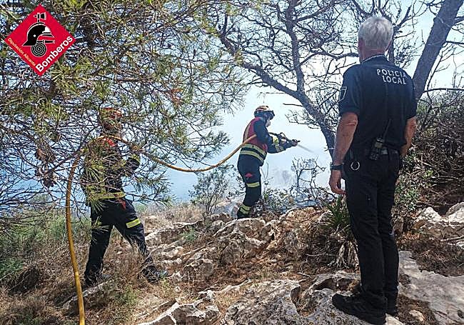 Bomberos durante las tareas de extinción de los bomberos en Xàbia.