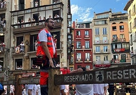 Antonio Bondarec, voluntario de la Cruz Roja, en uno de los encierros