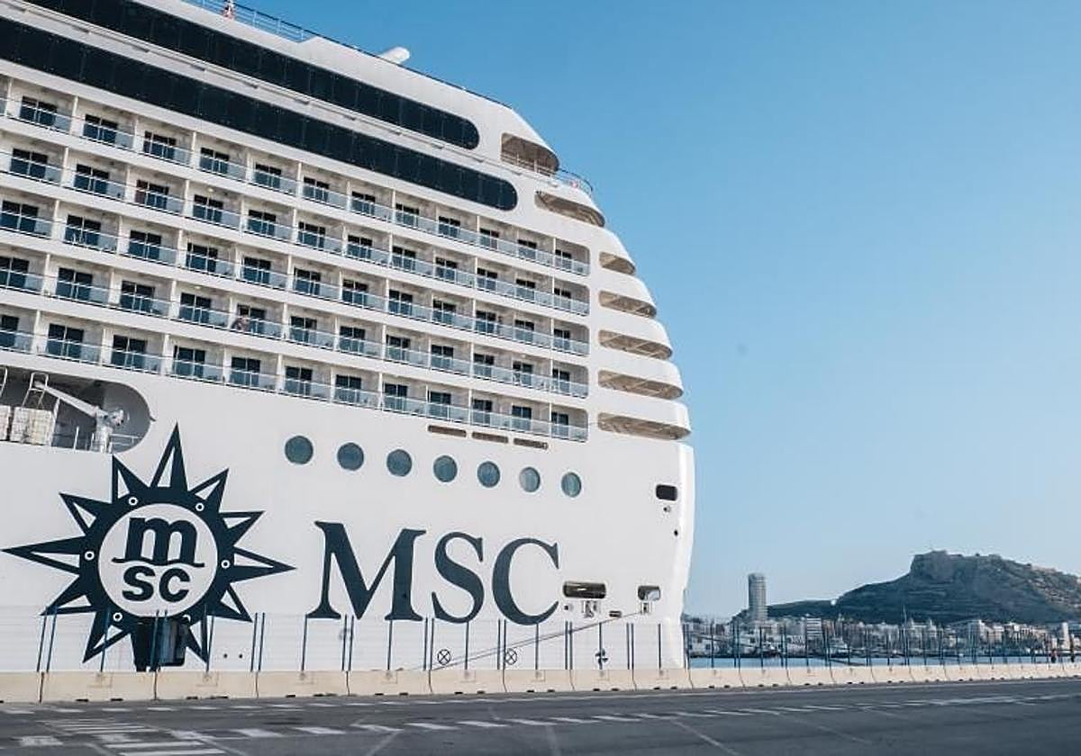 Un crucero atracado en el puerto de Alicante.