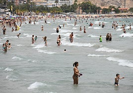 Bañistas en la playa del Postiguet de Alicante.