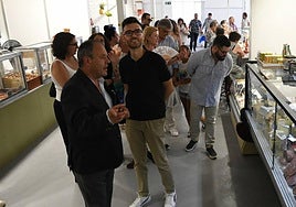 El presidente de la Cámara de Comercio de Alicante y el alcalde de Novelda visitan 'El Mercat del Poble'