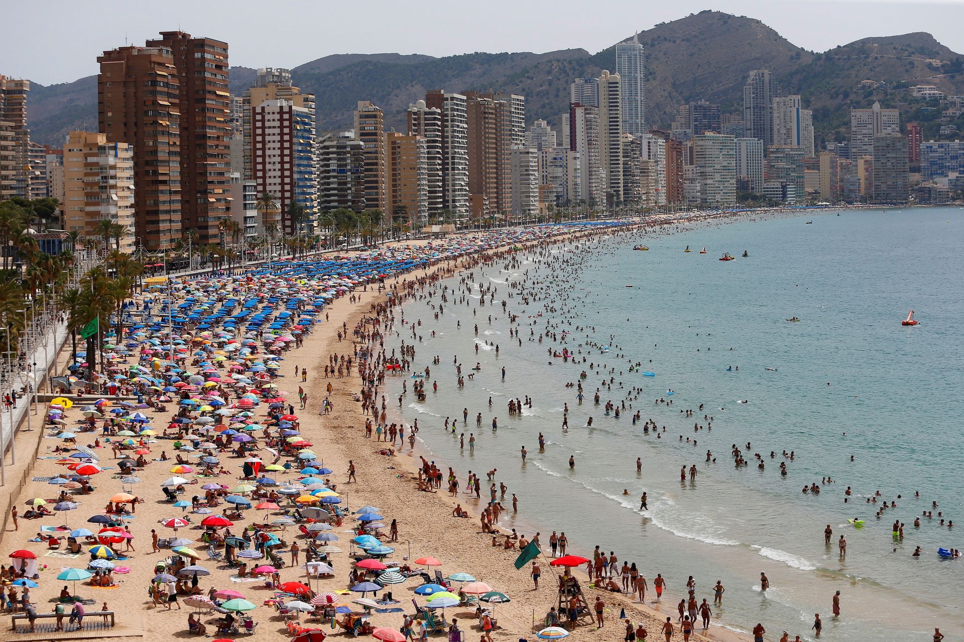 Los turistas disfrutan del sol y el Mediterráneo en Benidorm.