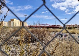 El Puente Rojo sobre los terrenos del futuro Parque Central de Alicante.