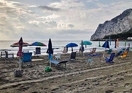 Sombrillas y hamacas vacías en una playa de la provincia de Alicante.