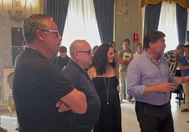 Así ha sido el emotivo momento en el que el alcalde recibe a los artistas de las hogueras oficiales 2025