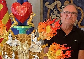 Pedro Espadero con la maqueta de 'Identidad', hoguera oficial 2025.