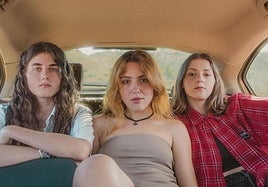 Elia Sempere (batería), Lucía De Bunder (vocalista y guitarra) y Laura Giner (guitarra)