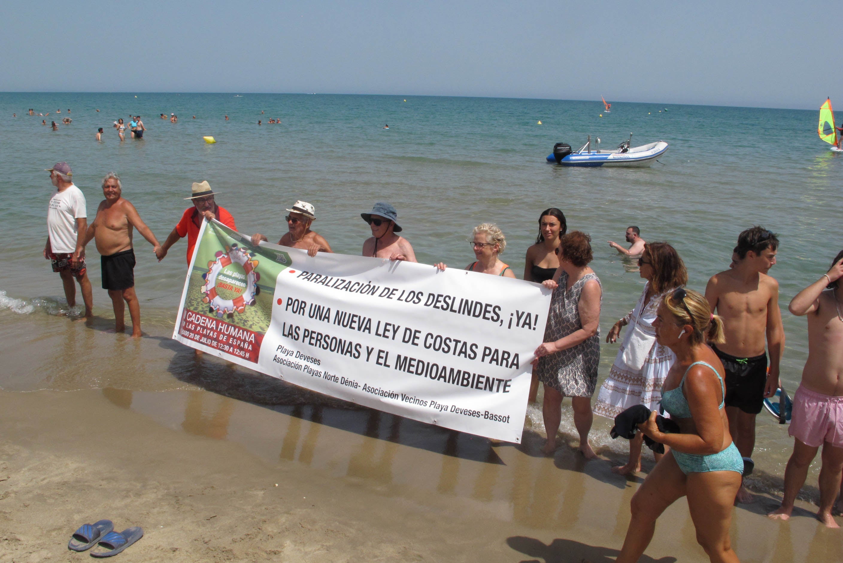 Las playas de la provincia de Alicante se llenan de cadenas humanas contra la Ley de Costas