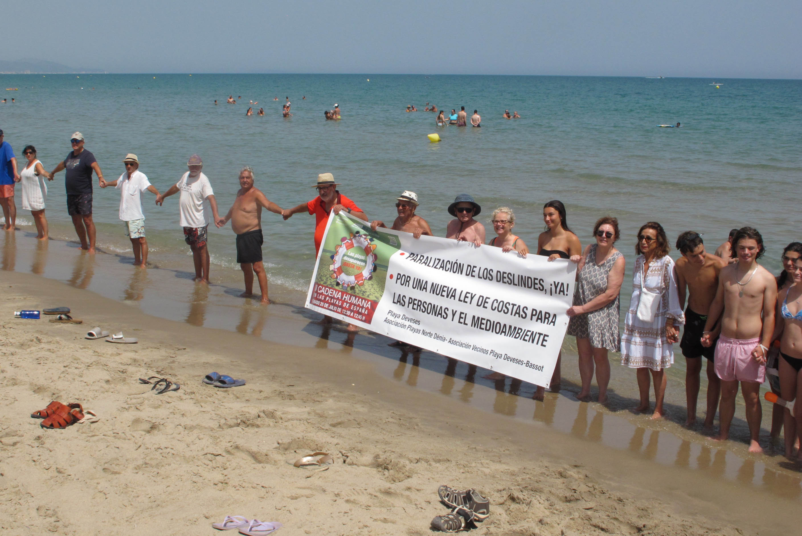 Las playas de la provincia de Alicante se llenan de cadenas humanas contra la Ley de Costas