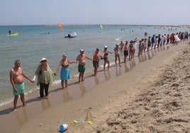 Las playas de la provincia de Alicante se llenan de cadenas humanas contra la Ley de Costas