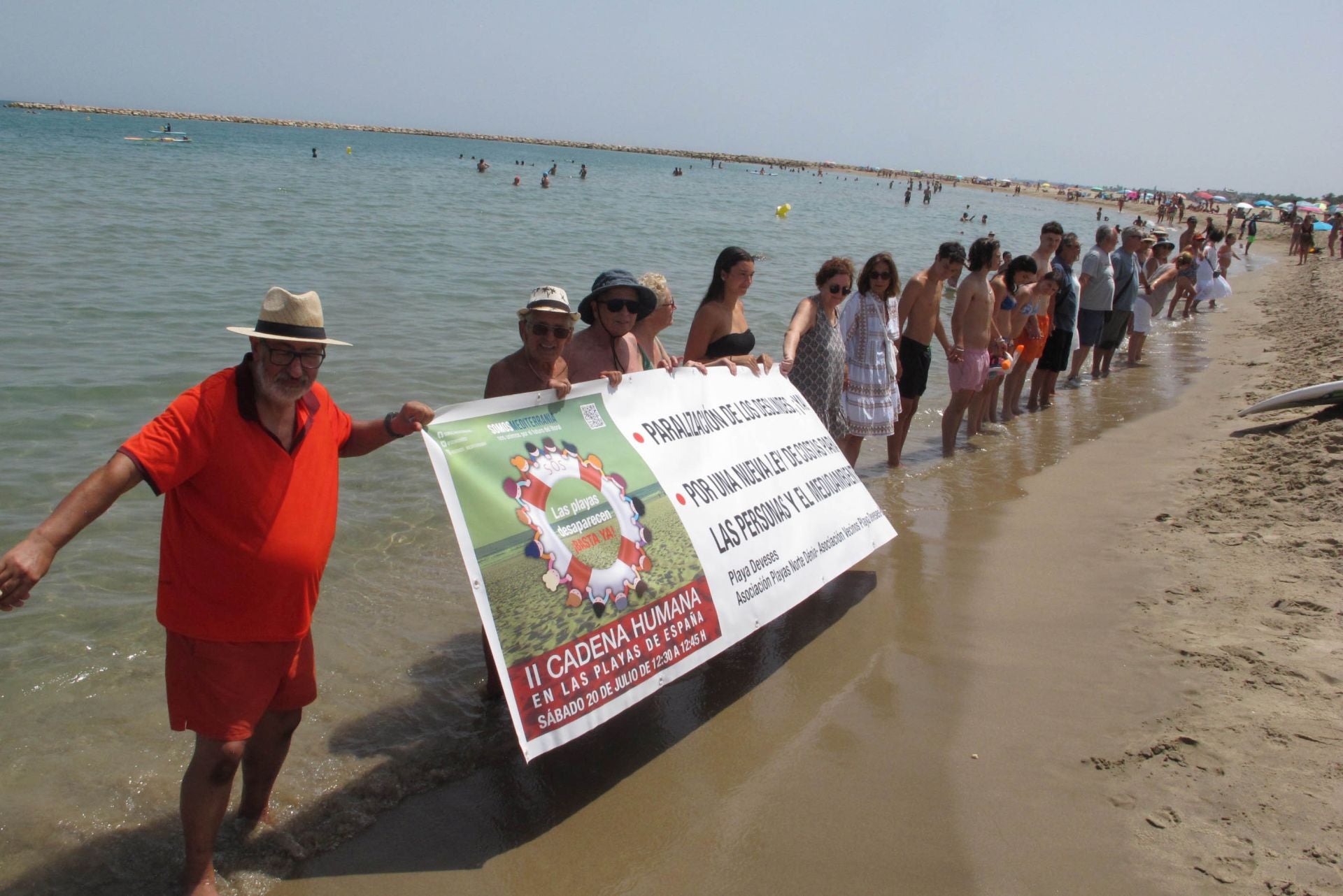 Las playas de la provincia de Alicante se llenan de cadenas humanas contra la Ley de Costas