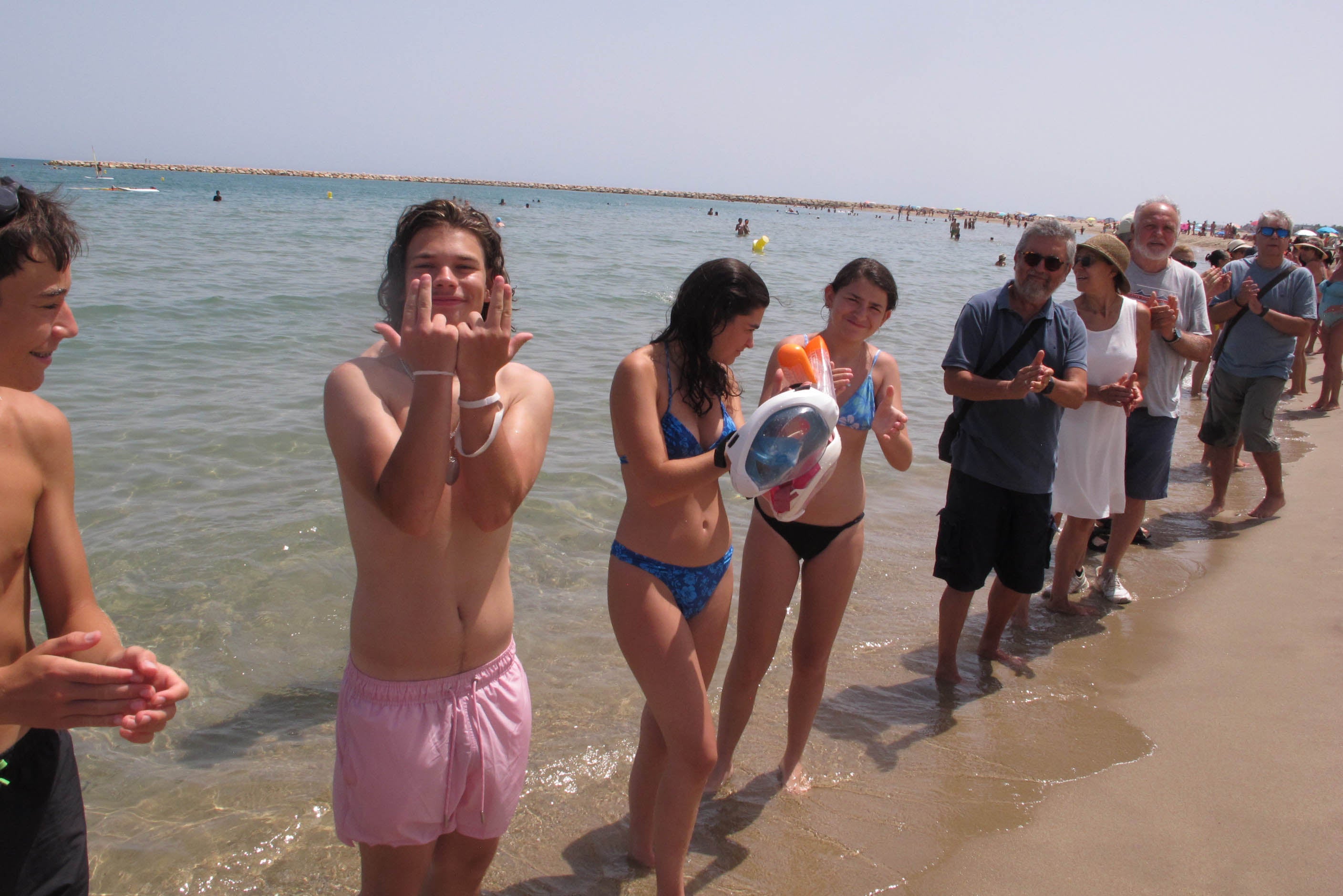 Las playas de la provincia de Alicante se llenan de cadenas humanas contra la Ley de Costas