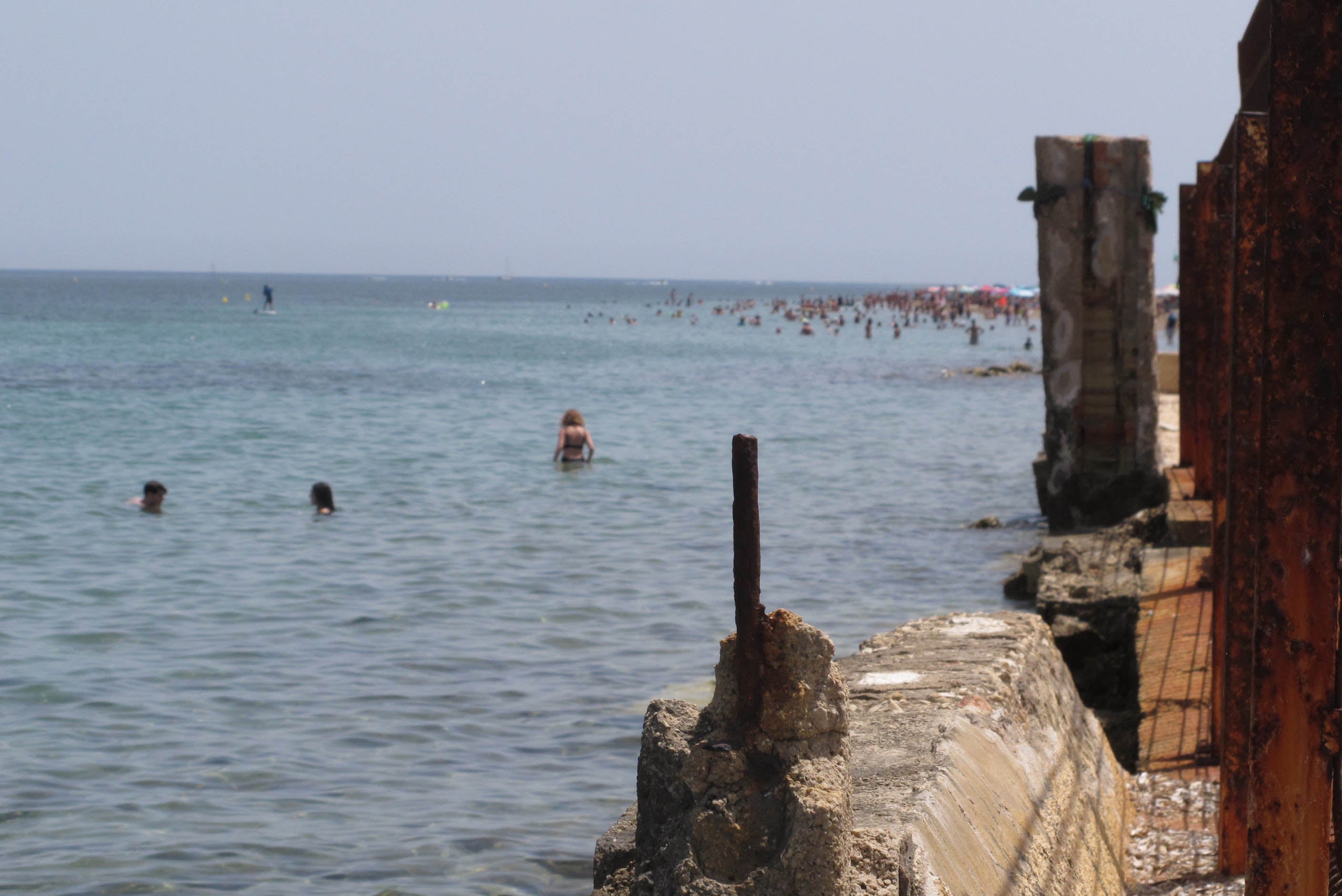 Las playas de la provincia de Alicante se llenan de cadenas humanas contra la Ley de Costas