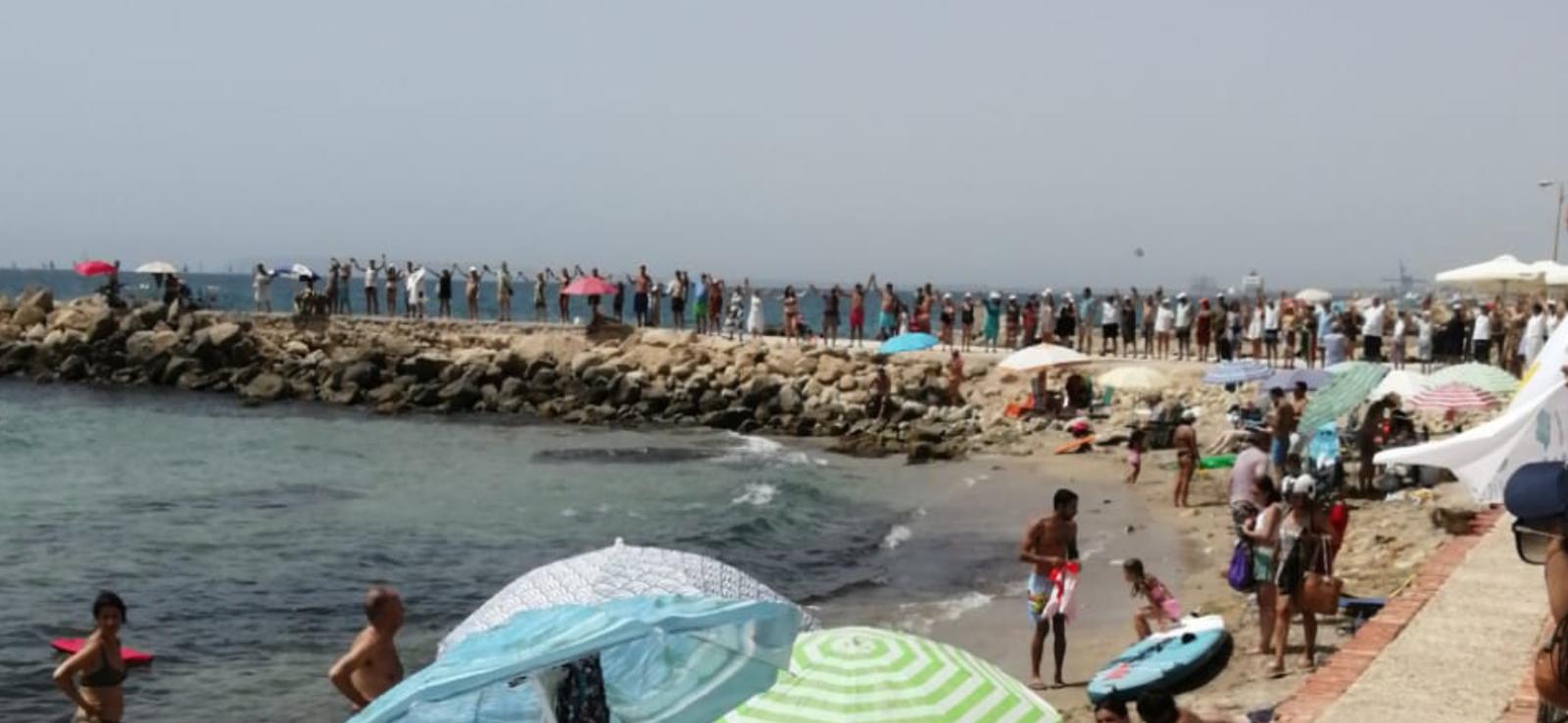 Las playas de la provincia de Alicante se llenan de cadenas humanas contra la Ley de Costas