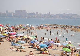 La playa del Postiguet y del Cocó llenas hasta la bandera.