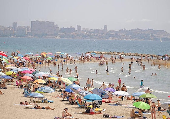 La playa del Postiguet y del Cocó llenas hasta la bandera.