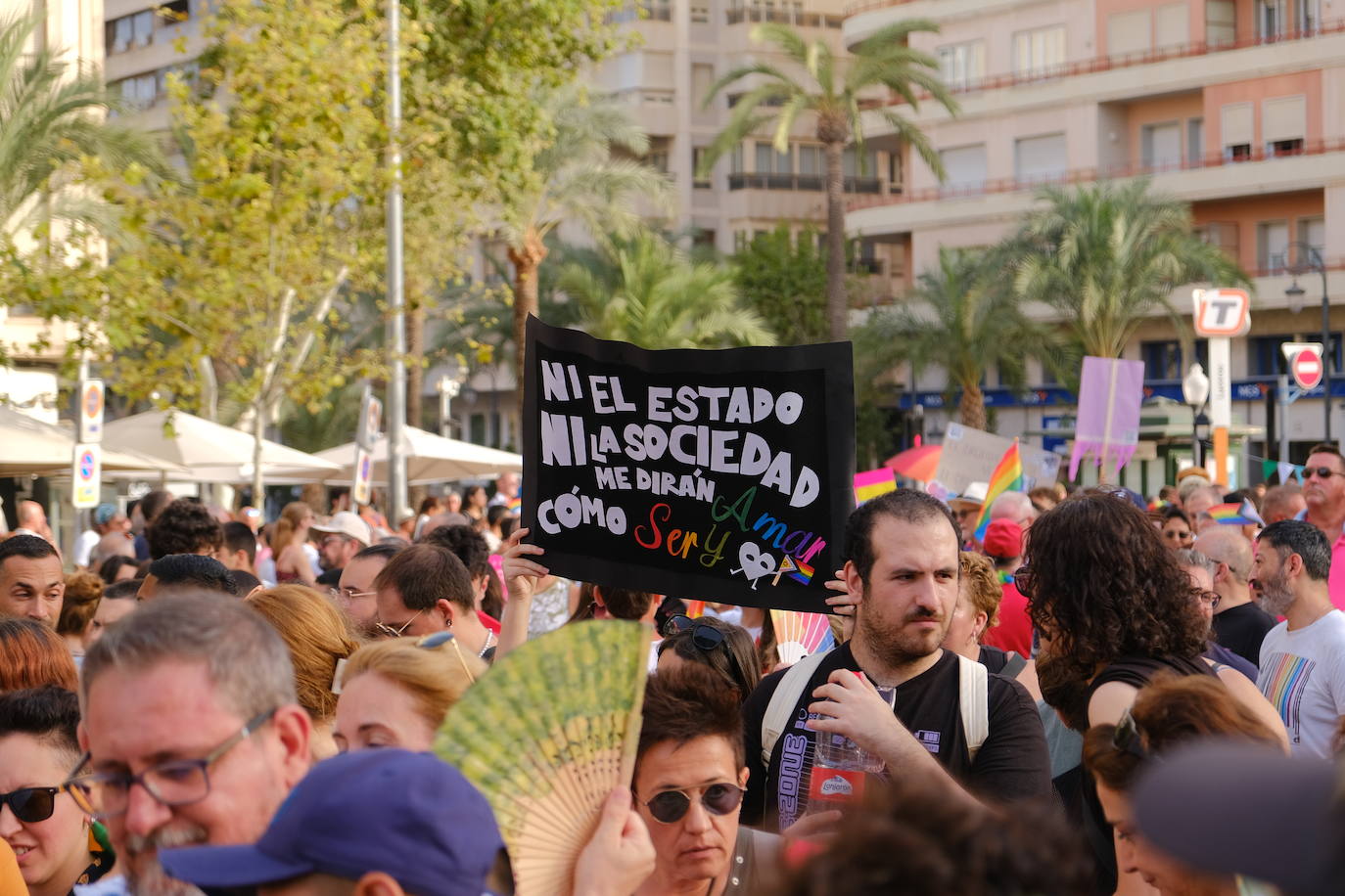 Multitudinaria manifestación del Orgullo LGTBIQ+ en Alicante