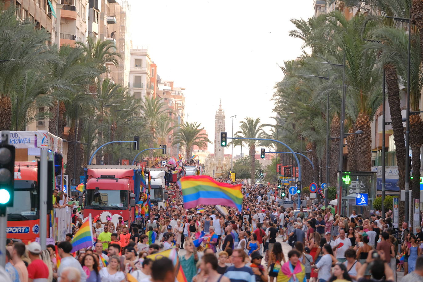 Multitudinaria manifestación del Orgullo LGTBIQ+ en Alicante