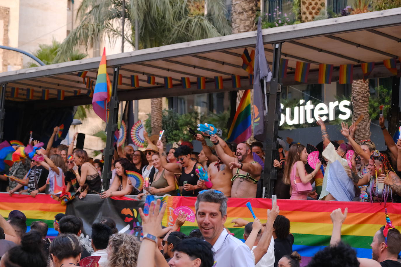 Multitudinaria manifestación del Orgullo LGTBIQ+ en Alicante