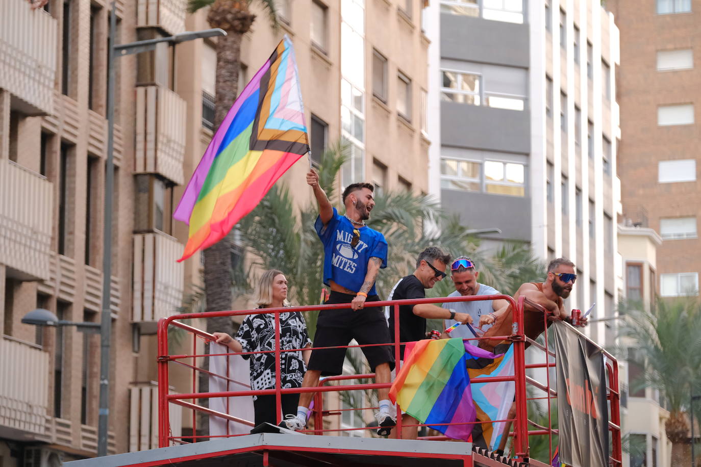 Multitudinaria manifestación del Orgullo LGTBIQ+ en Alicante