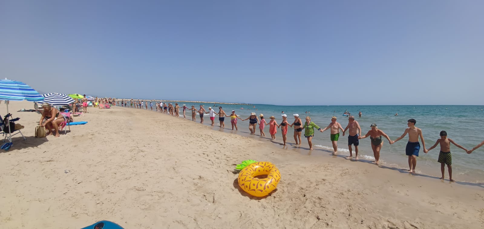 Las playas de la provincia de Alicante se llenan de cadenas humanas contra la Ley de Costas
