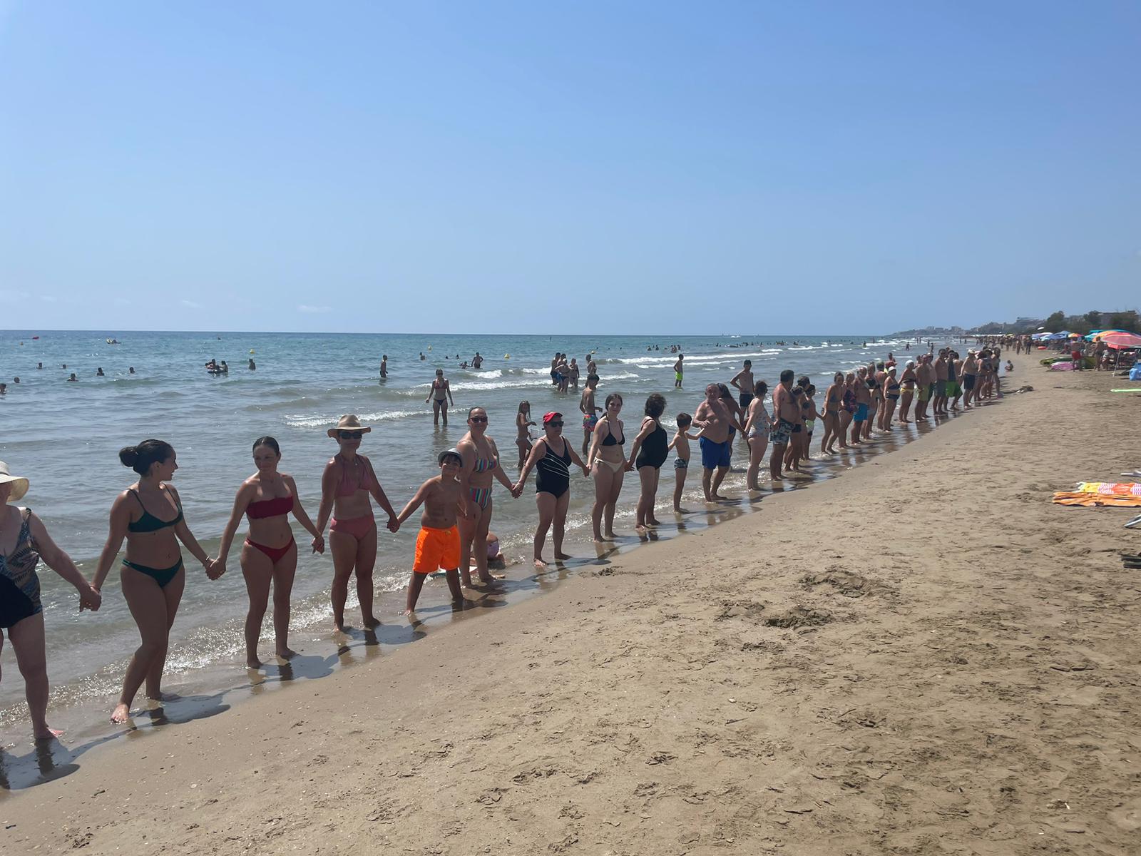 Las playas de la provincia de Alicante se llenan de cadenas humanas contra la Ley de Costas
