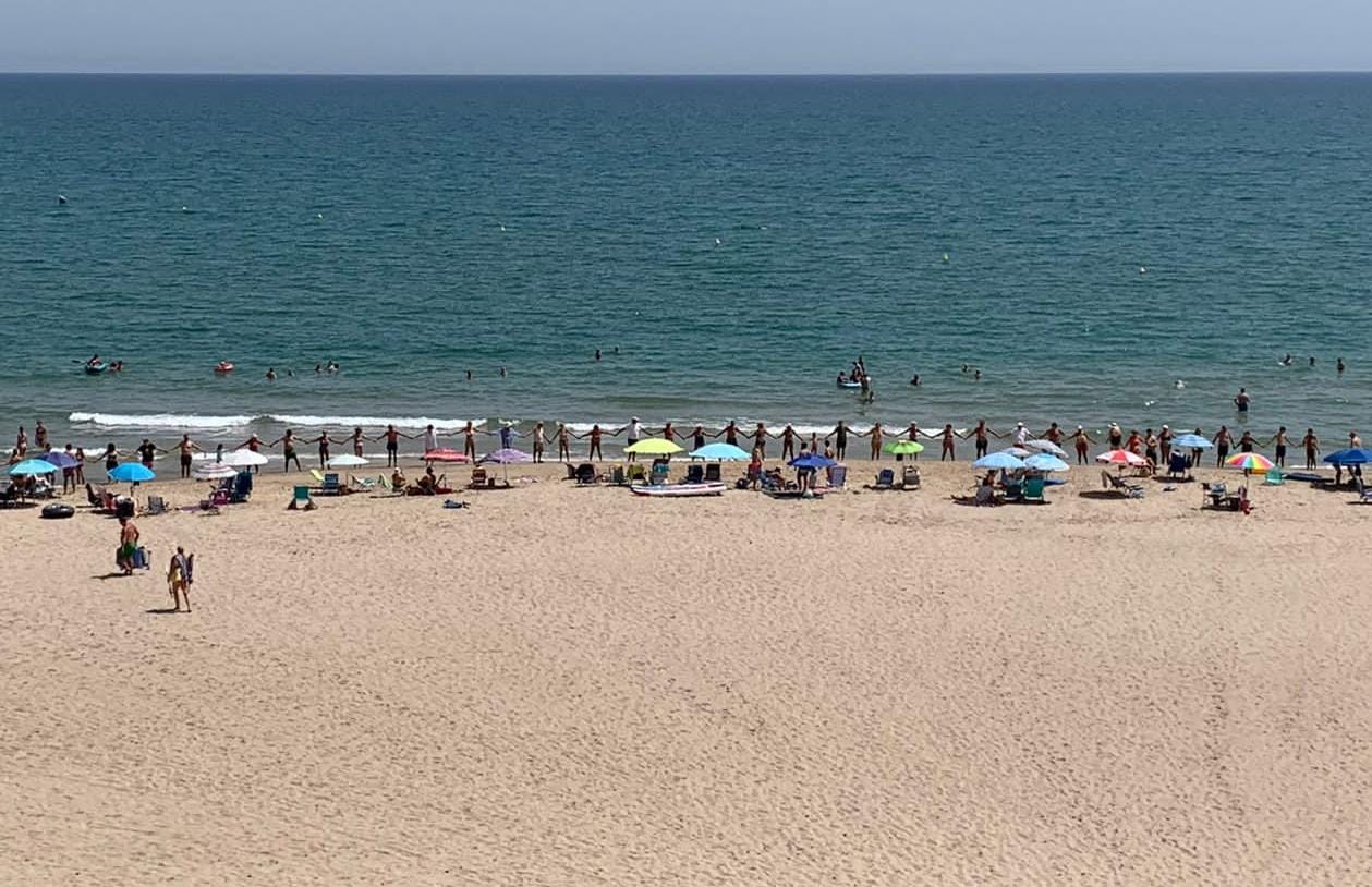 Las playas de la provincia de Alicante se llenan de cadenas humanas contra la Ley de Costas