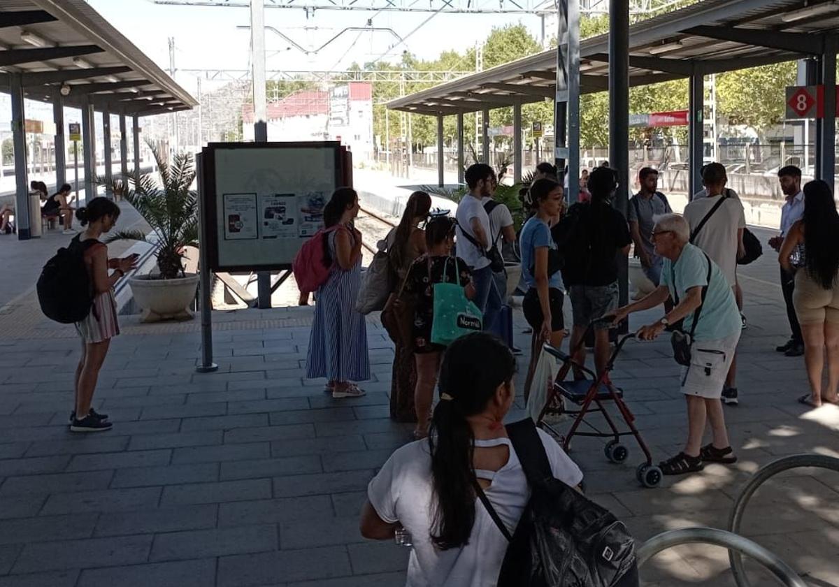 Pasajeros, en la estación de Xàtiva, afectados por el corte de la línea férrea.