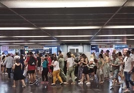 Viajeros del Tranvía en la estación de Mercado los pasados días de Hogueras.
