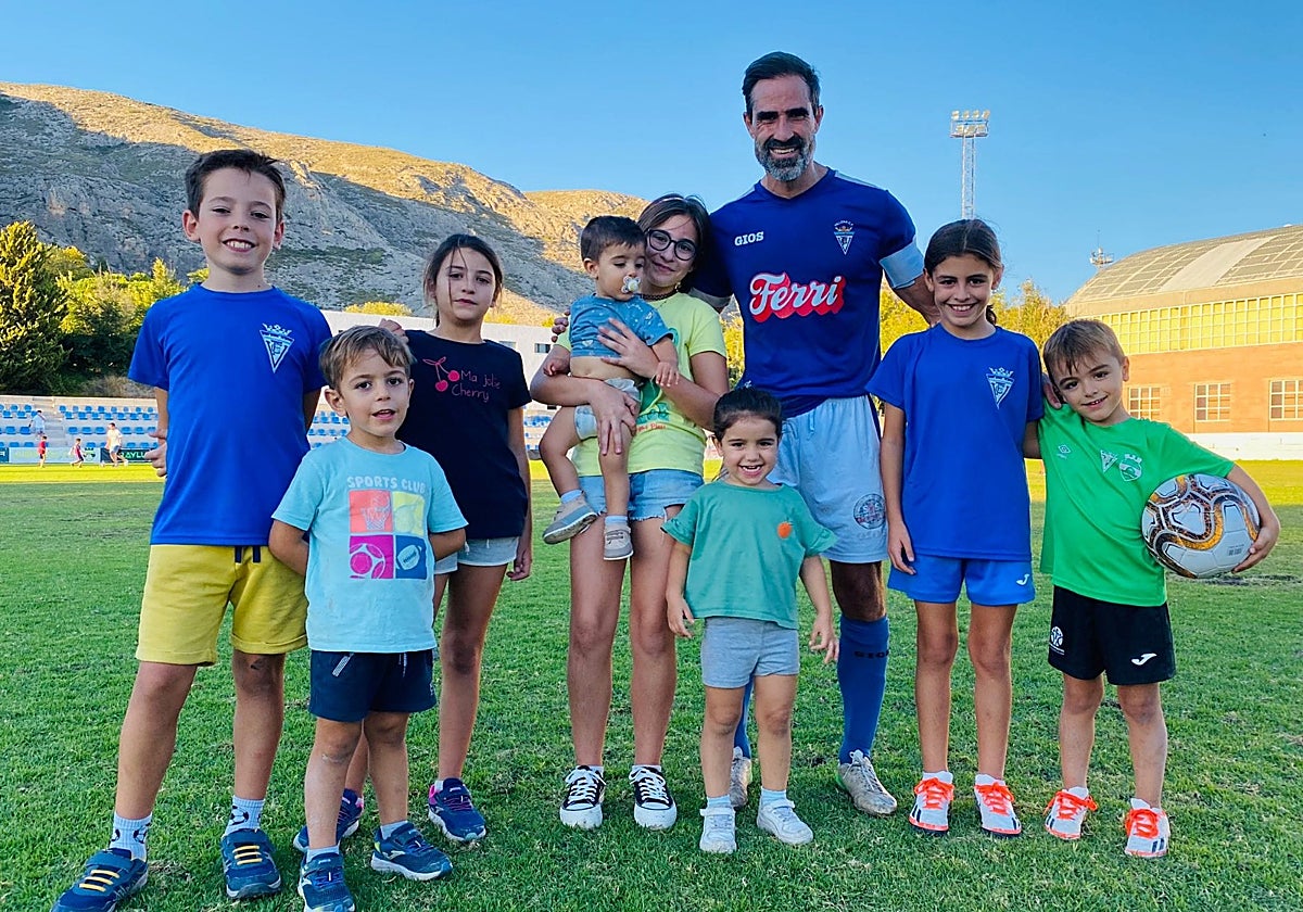 Vicente Verdejo, rodeado de primos y sobrinos.