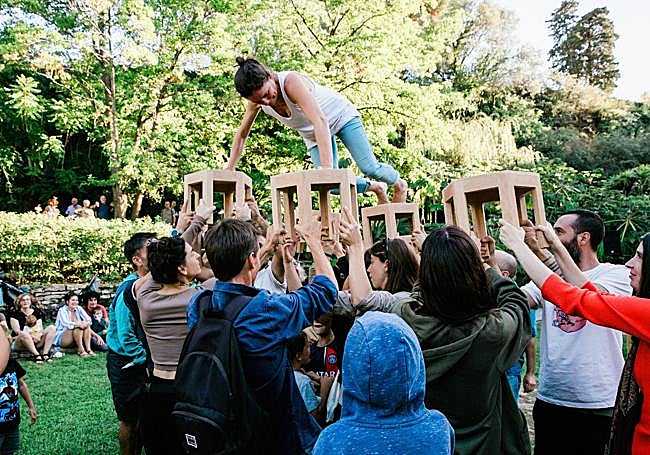 Representación de una de las obras gestuales | La piedra de madera
